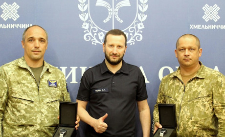 Льотчики і штурмани 7-ї бригади тактичної авіації отримали розумні смартгодинники Garmin Aviator