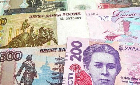 Окупанти штучно прирівняли гривню до рубля. Скільки рублів тепер можна отримати за гривню