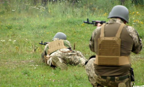 Захисники Полтавщини поліпшують навички та вміння стрільби з кулемета в польових умовах