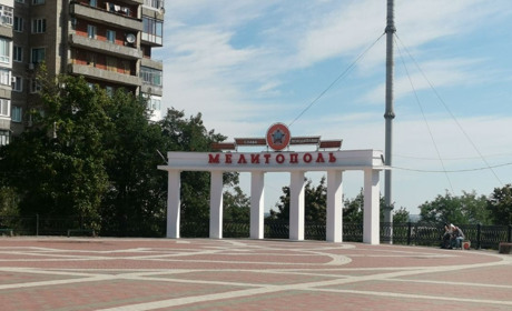На головній арці Мелітополя замінили напис з українського на російський