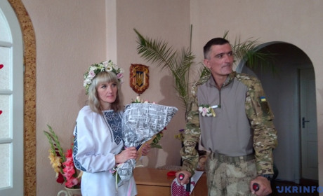 У військовій формі та вишиванці: у Трускавці побралась пара з Харківщини. Фото