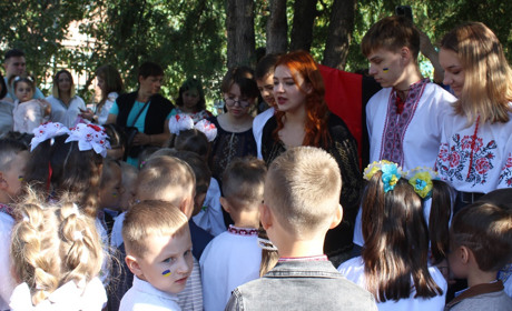В Барському ліцеї №2 одинадцятикласники для першокласників влаштували свято початку навчального року