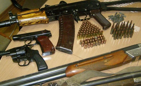 Лозівська прокуратура підозрює двох чоловіків у незаконному зберіганні зброї. Який мали арсенал