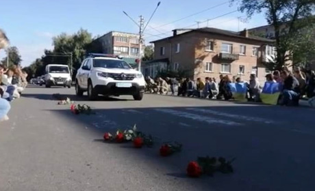 Жителі Гадяччини на колінах зустріли полеглого визволителя Херсонщини Сергія Квашу