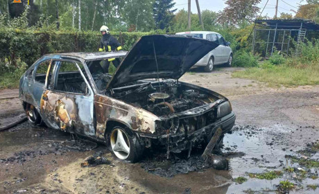 У Бориславі до тла вигорів Opel Kadett. Фото