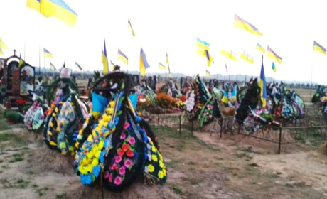 В Чернігові жінка збирала квіти з могил полеглих Героїв та перепродавала їх