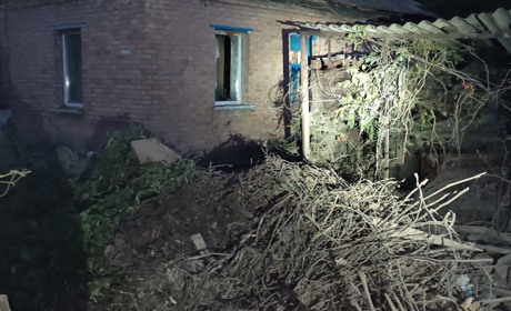 Правоохоронці документують наслідки обстрілів Нікополя: фото