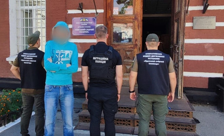 Оформилися як переселенці: в одеському СІЗО група чоловіків отримувала соцвиплати від держави