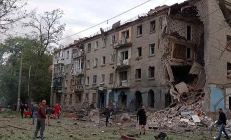 У Новій Каховці серія вибухів: зруйнований будинок та масштабна пожежа у гаражному кооперативі