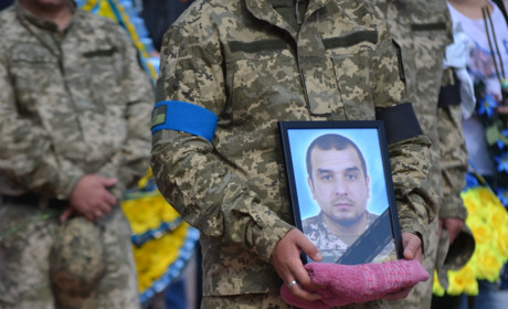 Южноукраїнці попрощалися з солдатом Романом Хоминим. Він боронив Херсонщину. Фото