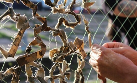 Чоловік передав для пункту плетіння сіток в Южному понад тонну тканини