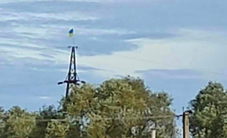 Чекають ЗСУ: в окупованому Піщаному повісили український стяг. Сватове ймовірно звільнять раніше