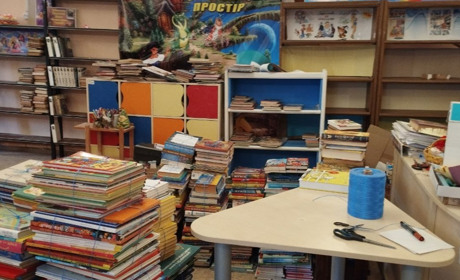 Нікопольські бібліотекарі рятують україномовний книжковий фонд Дитячої бібліотеки