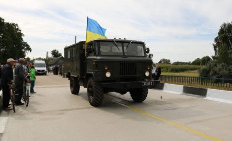 У Крутах відновили міст