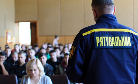 Рятувальники Конотопщини провели для школярів та студентів «Урок з безпеки»: чому саме навчали