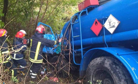 Між селами Миколаївка та Дмитрівка вантажівка з'їхала в кювет: водій загинув