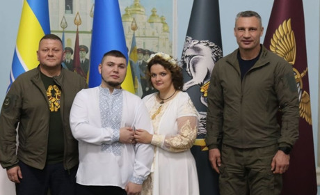 Залужний розписував, а Кличко був свідком: у Києві відіграли незвичне весілля – ТСН