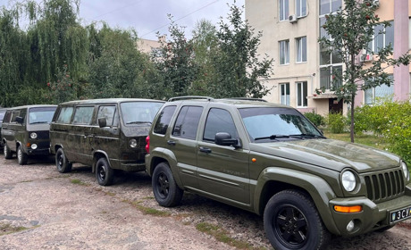Ще 4 автівки поїдуть з Балти на передову: їх вже відремонтували та пофарбували