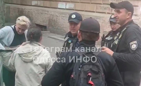 В одеській маршрутці пасажири затримали жінку: схвильовані, що знімала військові об'єкти
