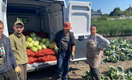 Працівники СК "Агробізнес" із Кагарличчини відправили на фронт щедрий вантаж із цьогорічного врожаю