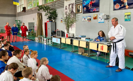 Вітали переможців та провели розминку: на відділенні боротьби у ДЮСШ пройшов День відкритих дверей