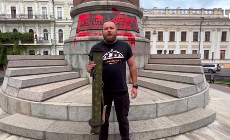 З російським гранатометом в руках: одеський активіст закликав мерію демонтувати пам’ятник Катерині