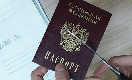 РФ не визнає власних паспортів, виданих у псевдореспубліках. Які проблеми виникли у “нових громадян"