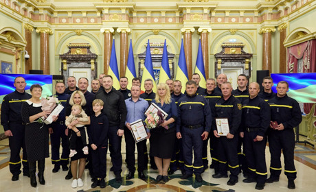 Лагодив пошкоджені магістралі та евакуював людей. Попаснянина відзначили, як Героя-рятувальника року