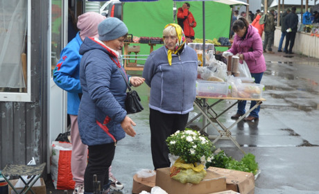 Переяславці звикають до базару під дощ: продавці навезли багато овочів, м'яса і риби ФОТО/ВІДЕО