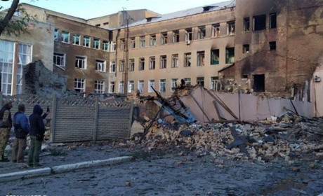 В Кадіївці стався вибух в місцевому палаці культури. Що знаходилося в палаці та на його подвір'ї