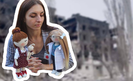"Нас прикривав танк". Як волноваська майстриня виготовляє в’язаних ляльок у Дніпрі після евакуації