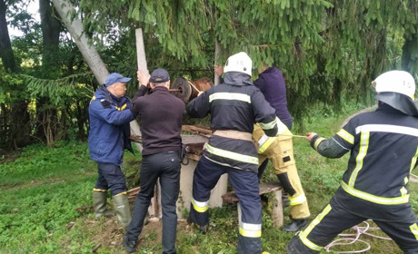 В Луці-Барській рятувальники з колодязя витягли чоловіка, який туди впав