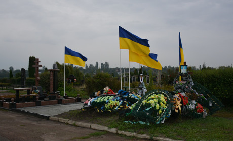 Влада Золотоноші має намір опікуватися могилами полеглих захисників