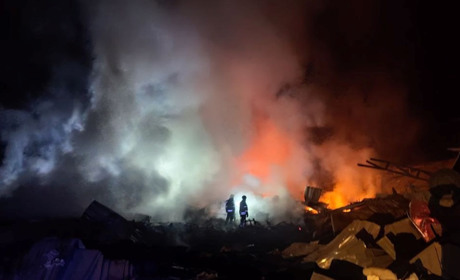 Обстріли та пожежі у Запоріжжі: Загоряння магазину та цеху