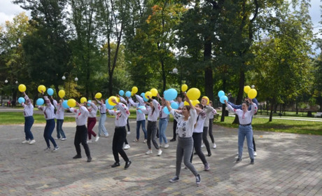 Поетичні читання та патріотичні вірші: гадячани відзначили Міжнародний день миру