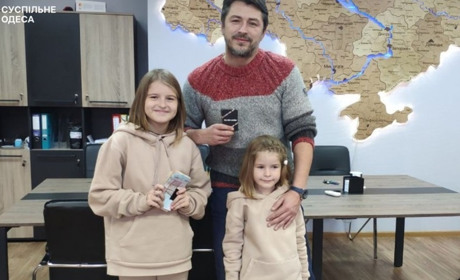 Дівчинка з Одещини зібрала для військових 31 тисячу гривень, граючи у географічну вікторину