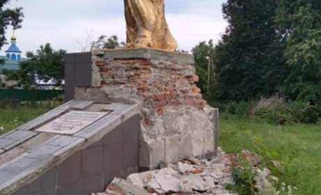 У 1942 тут заживо згоріли люди, а у 2022 по їхній могилі проїхався бтр рашистських окупантів