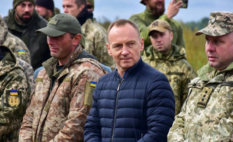 Автівки, дрони, автономна лазня: Владислав Атрошенко подарував військовим техніку