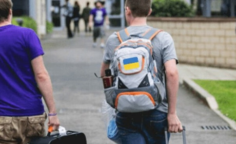 "Задонатив 10 тисяч доларів, а ставлення, мов до лайна". Студентам іноземних вишів заборонили виїзд