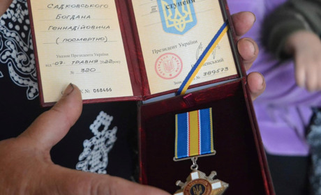 Родині загиблого воїна з Балтщини Богдана Садковського вручили Орден "За мужність III ступеня"