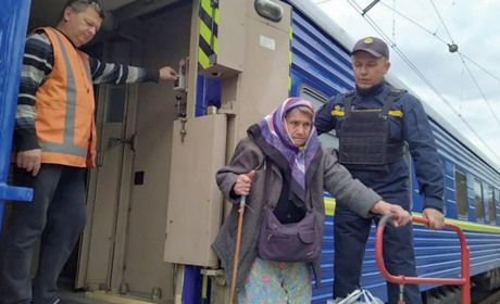 На Донеччині закликають людей до негайної евакуації. Телефони "гарячих ліній"