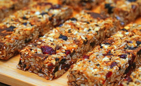 Южненські волонтери виготовили понад дві тисячі енергетичних батончиків для ЗСУ