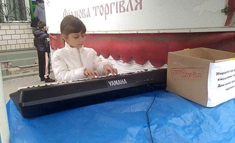 Восьмирічна Марійка щовихідних в Барі на ринковій площі грає на піаніно й збирає гроші на ЗСУ