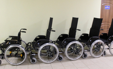 Медичні заклади Жовтих Вод отримали інвалідні візки від благодійників: відео