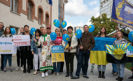 "Маріуполь - це Україна": в Одесі маріупольці влаштували акцію проти псевдореферендуму