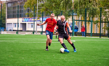 Було слизько та бридко. У Жовтих Водах відбувся турнір з мініфутболу на підтримку ЗСУ під дощем