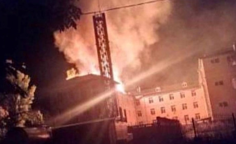 Росіяни знову поцілили у школу в Красногорівці: будівля згоріла
