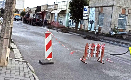 Дорогу біля ринку перекрили через ремонтні роботи тротуару