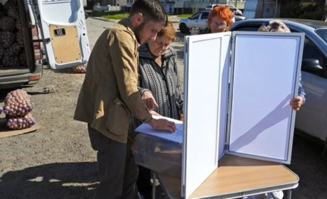 Псевдореферендум у Генічеську: Колаборанти сідають біля під’їздів і самостійно заповнюють бюлетні