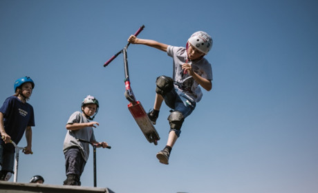 Як кататися на самокаті восени